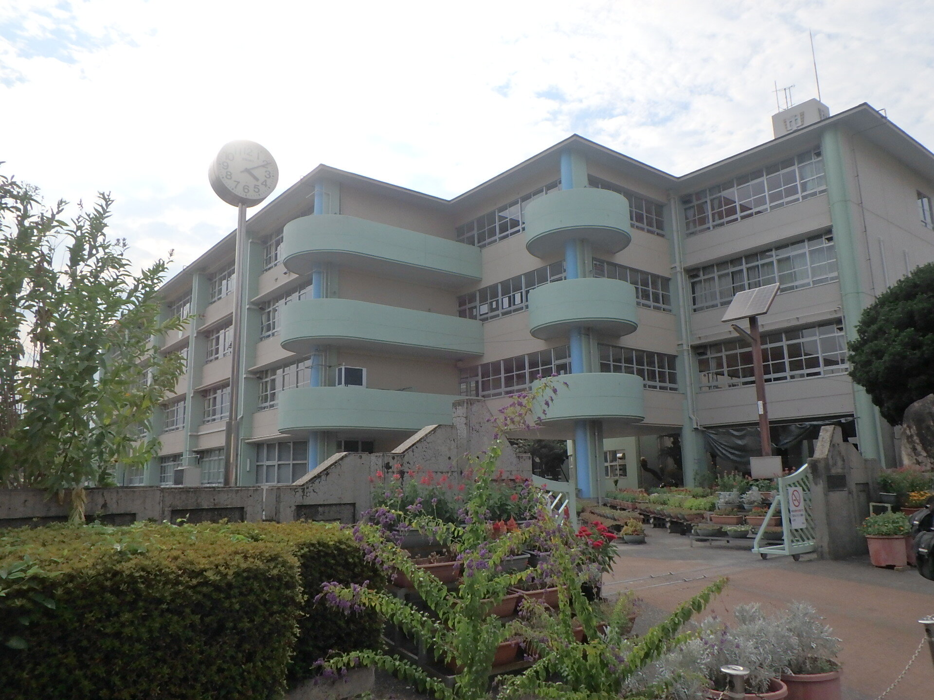 中学校　施設名称：鹿児島市立甲東中学校　距離：300ｍ